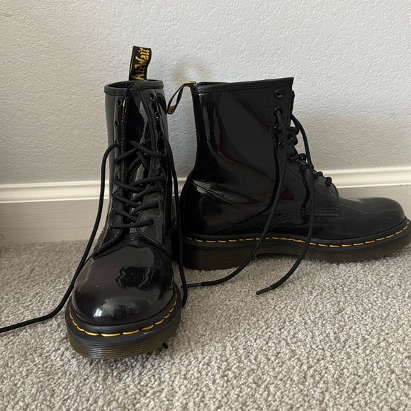 DR. Martens - Black Shiney Leather Size 7 US - Picture 1 of 6